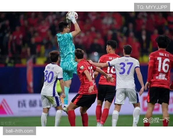 教练巧妙换人调整战术，带领球队逆转取胜